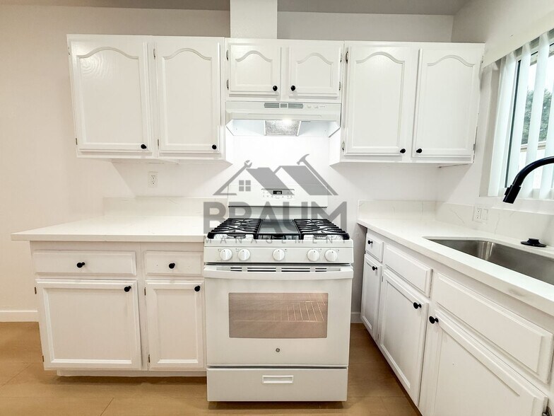 Building Photo - 4636 Laurel Canyon Blvd