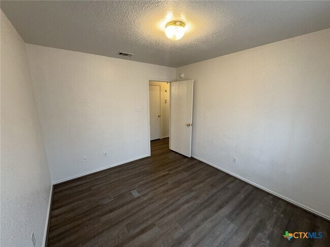 Building Photo - 2601 Lucille Dr