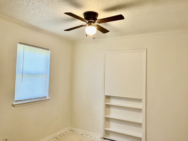 Building Photo - Three bedroom home in South OKC.