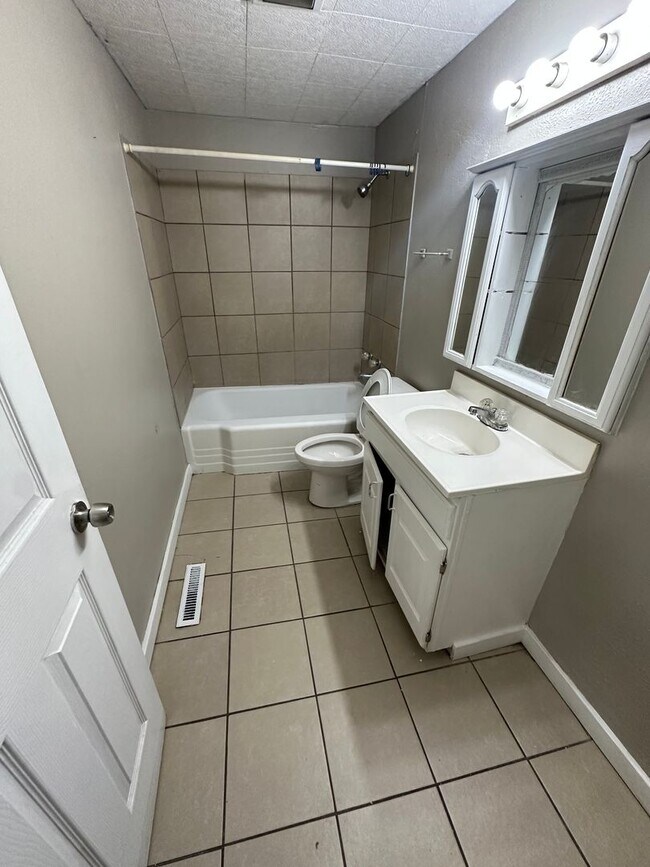 Building Photo - 3bedrooms 1 full bathroom.