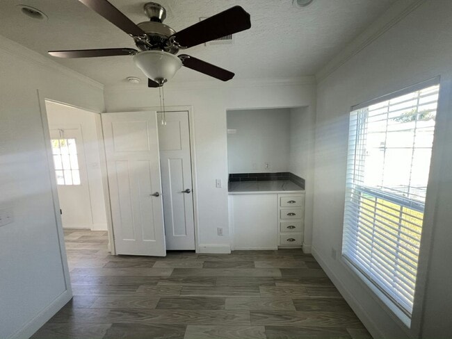 Building Photo - 5 Albert St