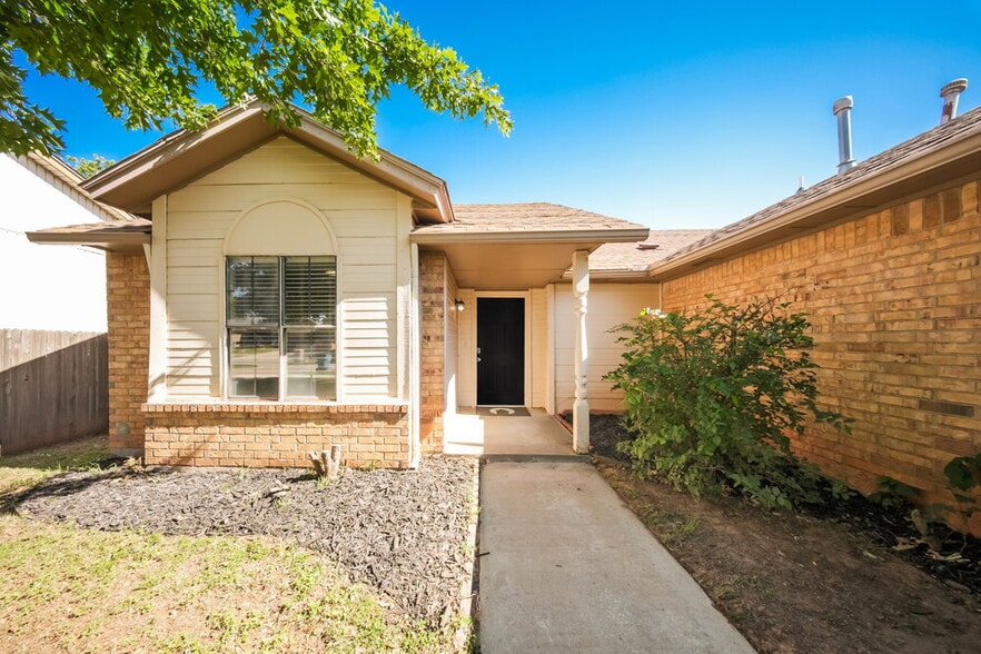 Building Photo - 9705 Oaktree Terrace