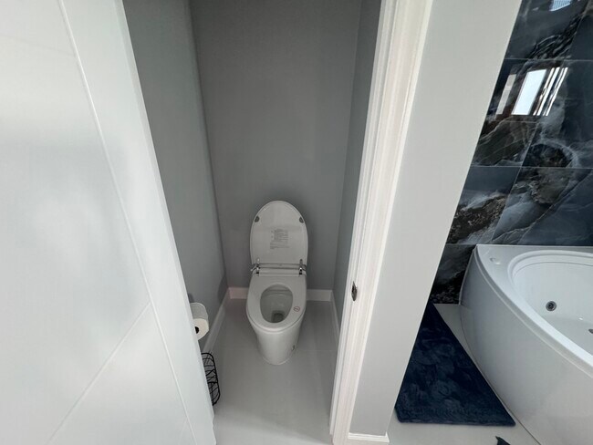 Building Photo - 8024 SW 91 Ave