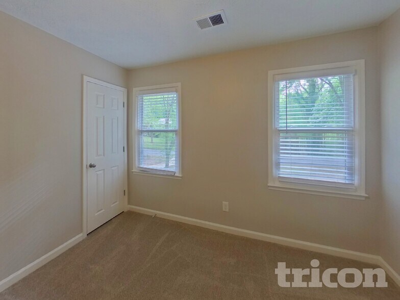 Building Photo - 245 Bentley Way