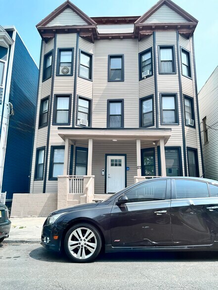 122 Randolph Ave 1R - 120 Randolph Ave