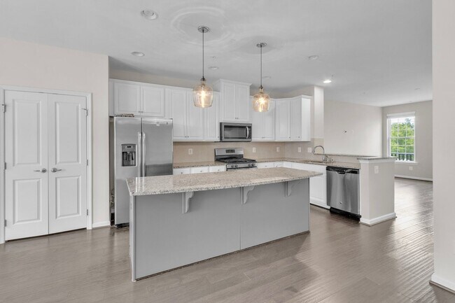 Building Photo - Luxurious 4 Bed 4.5 Bath Brick Townhome In...