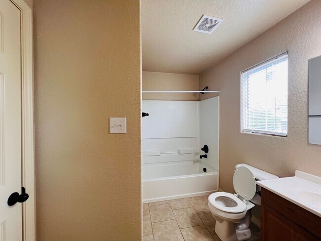 Building Photo - 5105 Flipper Dr