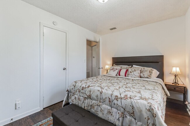 Queen Bed In 2nd Bedroom - 3333 Frances Ave
