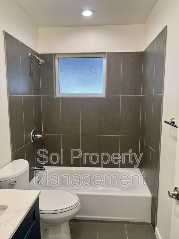 Building Photo - 1053 W Hamilton Ave