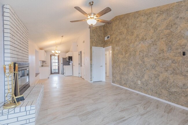 Building Photo - Comfortable 2 Bed 2 Bath - Pet Friendly & New Amenities!