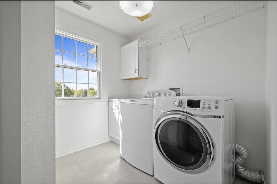 Building Photo - 5583 Beechwood Ter