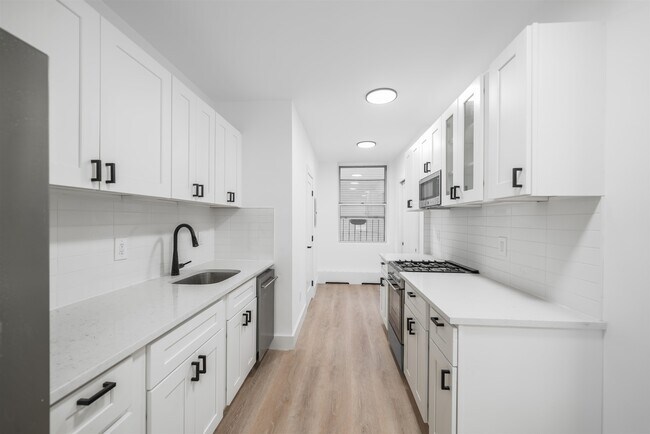 Building Photo - 500 Monroe St