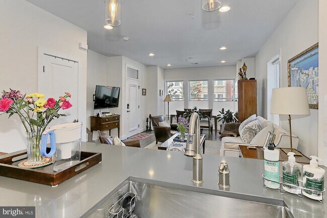 Building Photo - 1915 Main Line Blvd