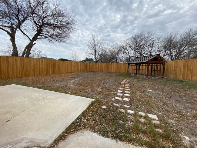 Building Photo - Newly Remodeled!