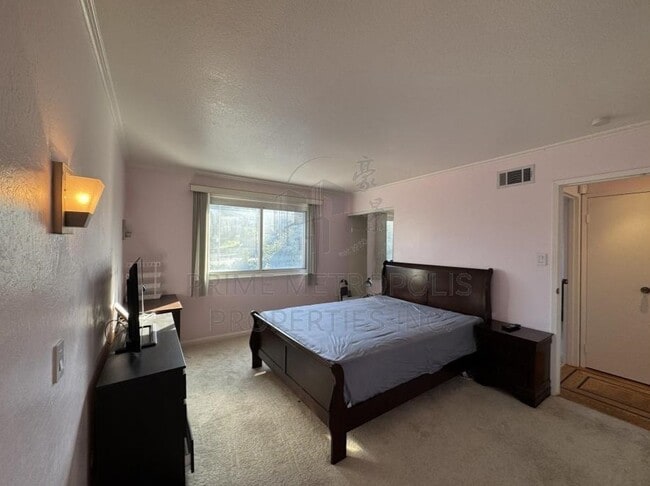 Building Photo - 60 Surrey Ct