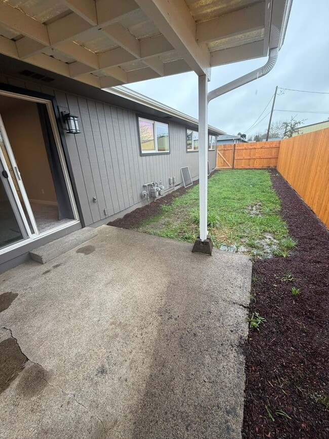 Building Photo - Newly Remodeled 2 Bedroom!