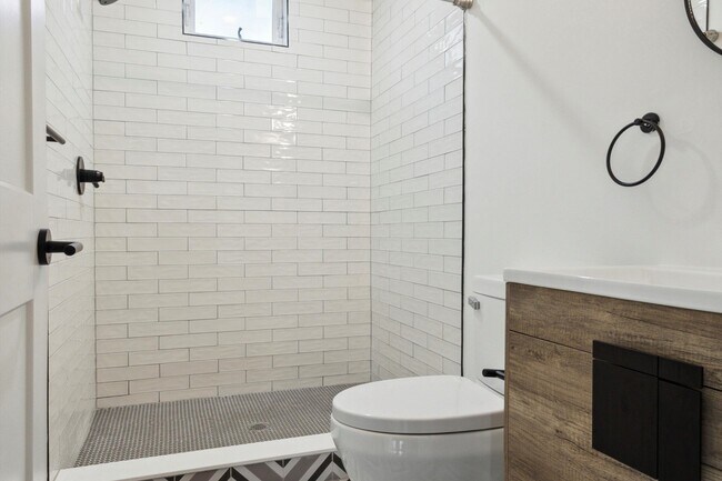 Building Photo - 1533 N Sydenham St