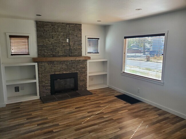 Building Photo - Spacious 3 BR/2 BR Family Home