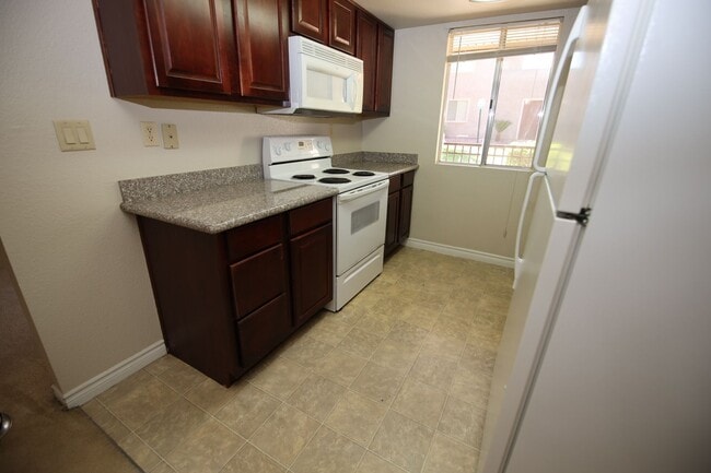 Building Photo - BELLA VITA CONDO - GUARD GATED - LOWER UNIT
