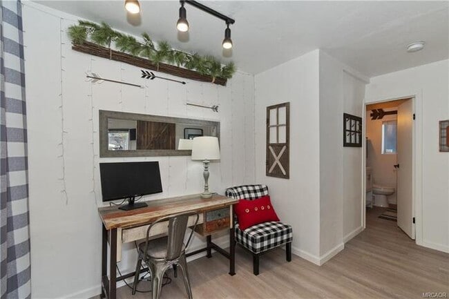 Building Photo - Move-In Ready 2 Bed / 2 Bath + Bonus Room & Den/Office