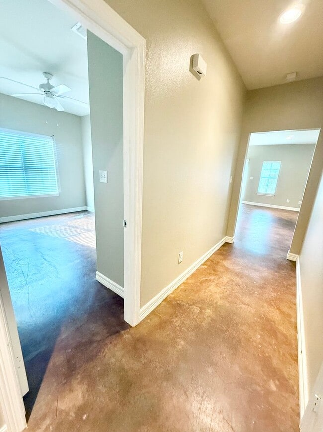 Building Photo - Spacious 3-bed/2-bath with Garage!