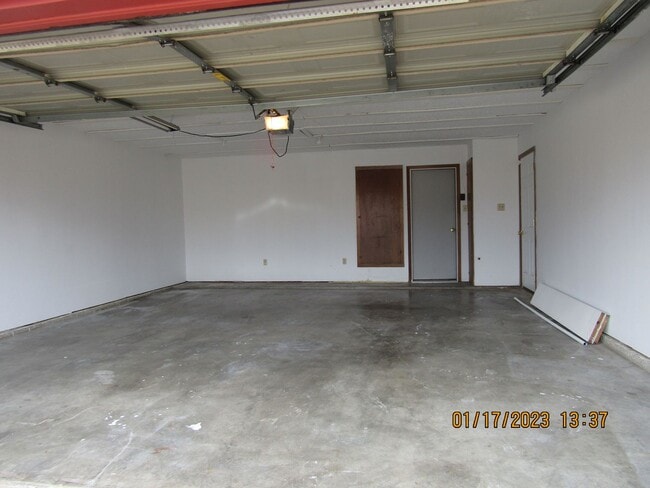 Building Photo - 7008 NW Kingsbury Ave