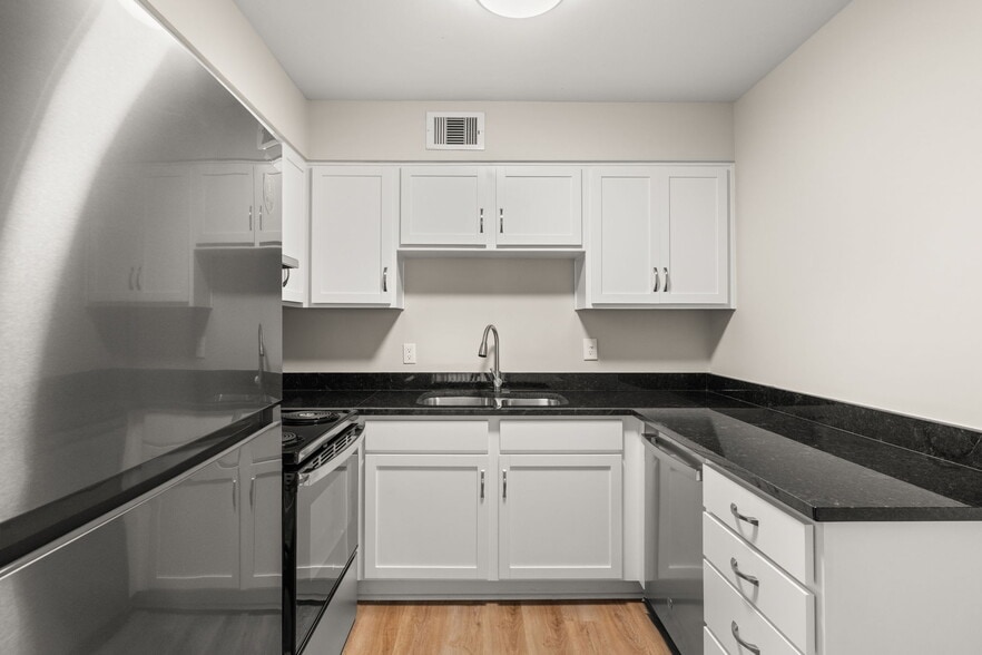 Building Photo - Breeze Apartments