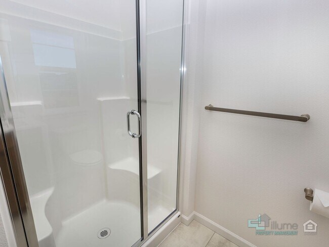 Building Photo - Charming 2-Bedroom, 2.5-Bathroom Home in Hillsboro