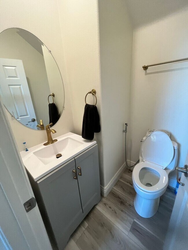 Building Photo - Spacious 4 Bed | 2-Story Townhome in Lake Pointe near Eastlake Vistas