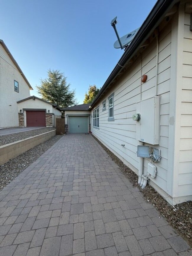 Building Photo - Reduced!!!  Beautiful 2-bedroom 2 Bath with Den in Mountain Gate Contact Property Pros