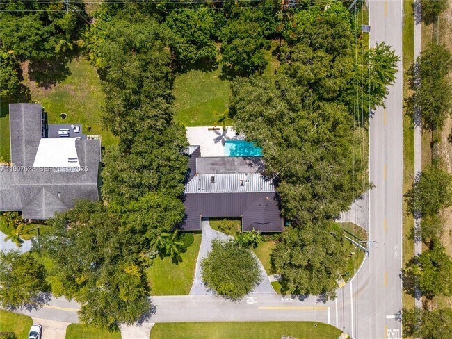 Building Photo - 15121 SW 69th Ct