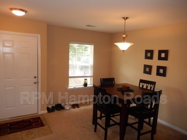 Building Photo - 7885 Park Gate Dr