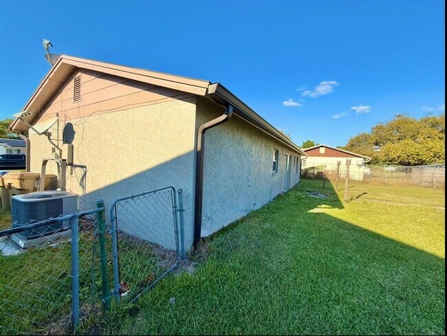 Building Photo - 133 Alderwood Dr