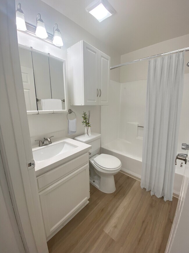 Building Photo - Burbank Village