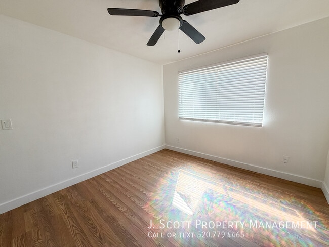 Building Photo - 3621 W Sandra Terrace