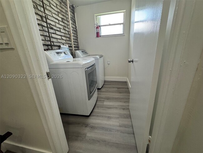 Building Photo - 2628 SW 31st Pl