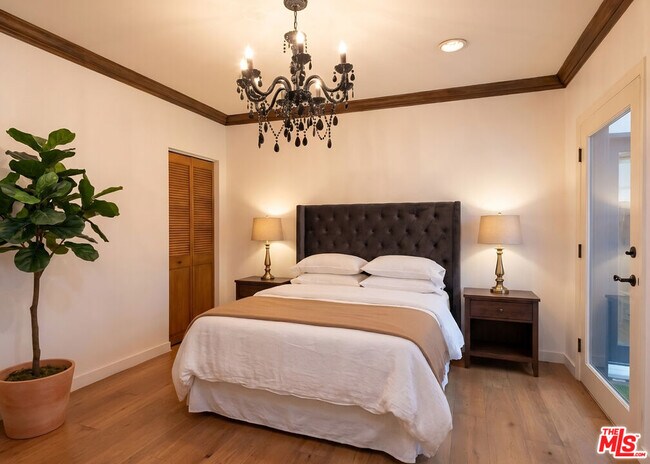 Building Photo - 1407 N Beverly Dr