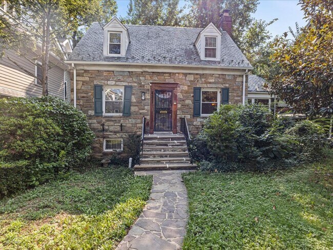 Building Photo - Vintage home with Modern finishes and fenc...