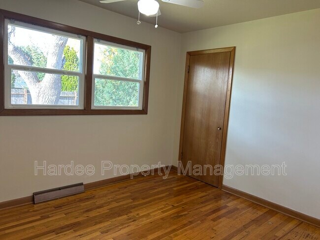 Building Photo - 1835 Broadmoor Dr