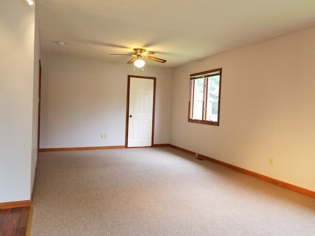 Building Photo - * August 2026* GREAT 3 Bed House!!