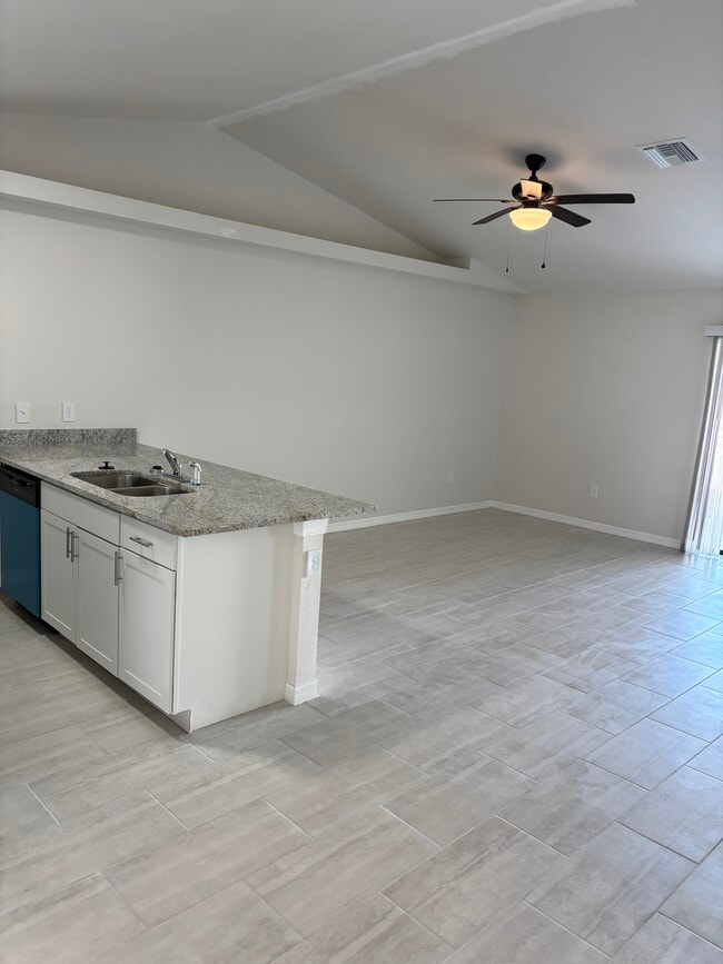 Building Photo - 1045 SE 11th Terrace