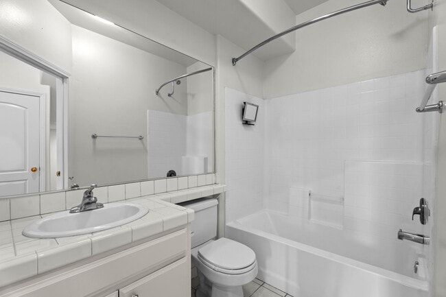 Building Photo - Spacious 2-Bed Townhome with Private Rooft...