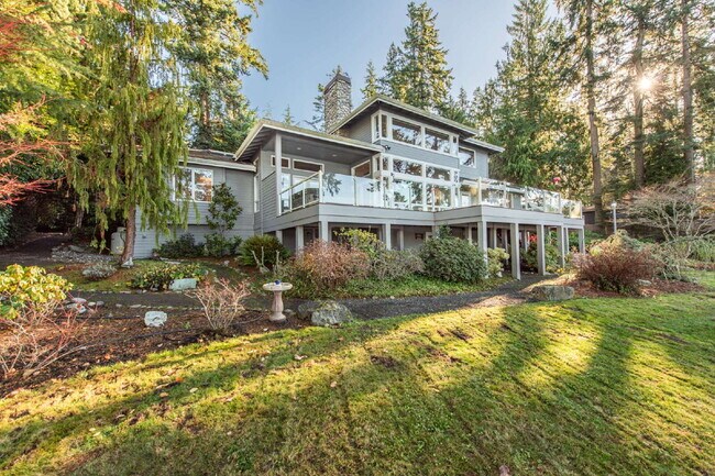 Building Photo - Beautiful Custom Home Overlooking Sequim Bay