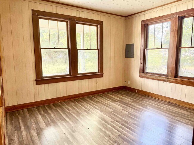 Building Photo - 452 Bernardo St