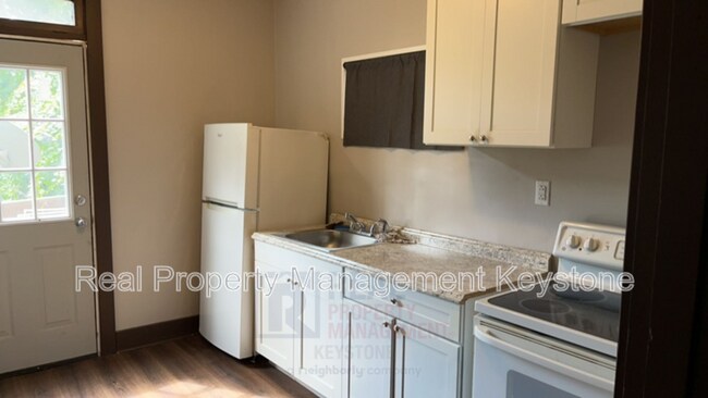 Primary Photo - 122 E 16th Ave