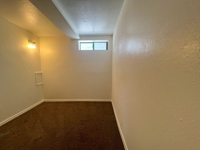 Building Photo - FI418-YA