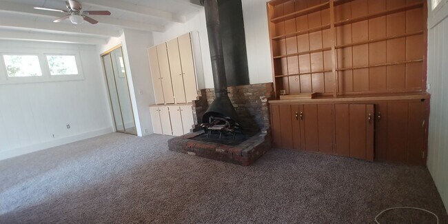 Building Photo - Studio backhouse in a quiet neighborhood.