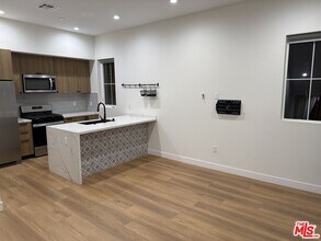 Building Photo - 1733 S Barrington Ave