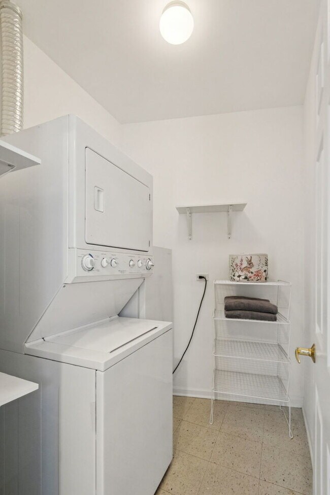 Building Photo - 7748 N Sheridan Rd