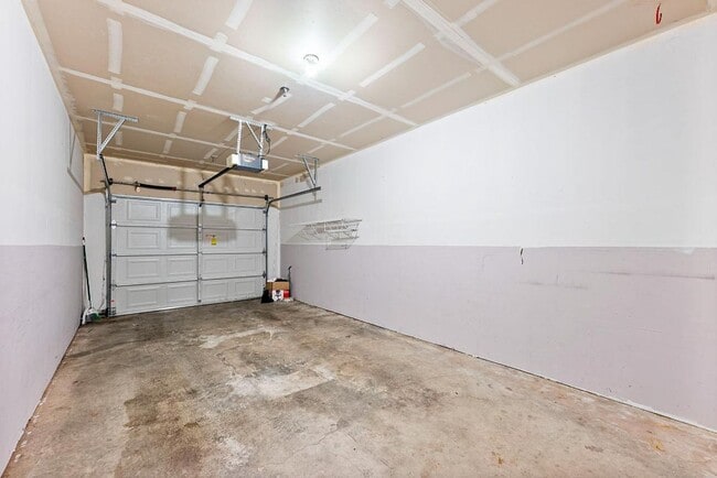 Building Photo - Charming 2 Bed Condo in DuPont | Fresh Pai...